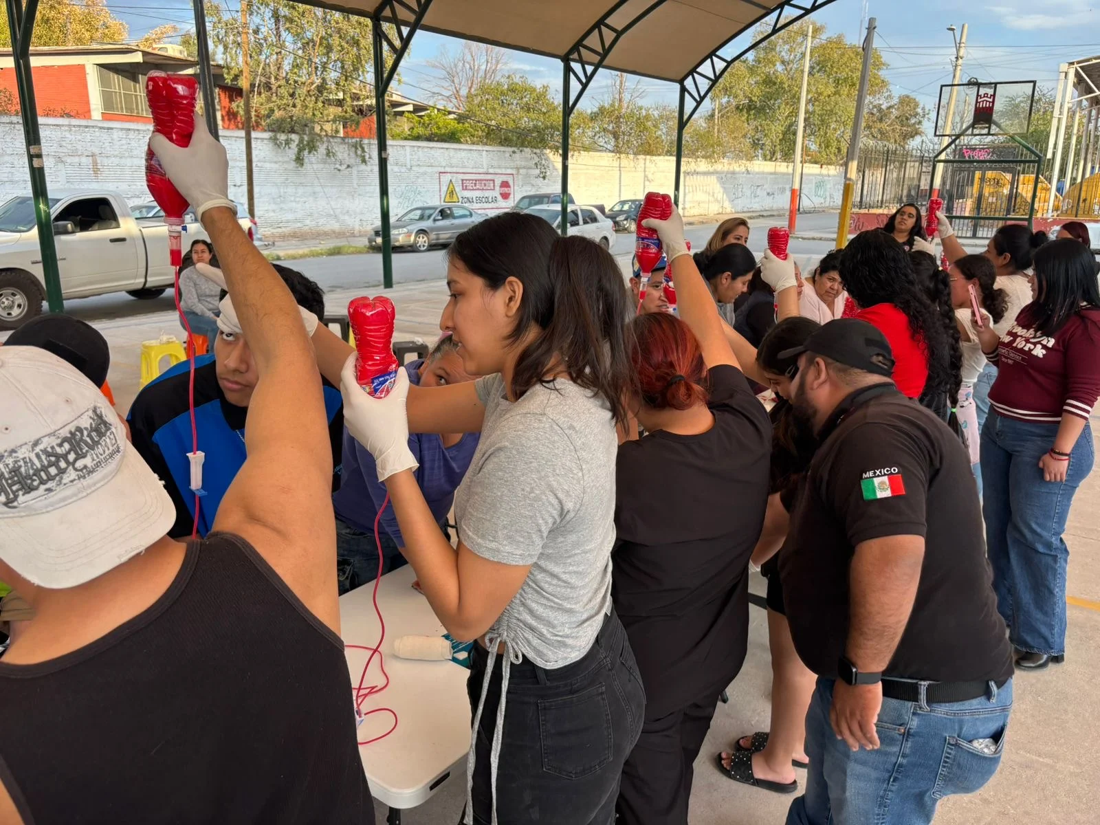 Protección Civil capacita a vecinos de Torreón en técnicas básicas de primeros auxilios para controlar hemorragias e inmovilizar fracturas con materiales cotidianos.