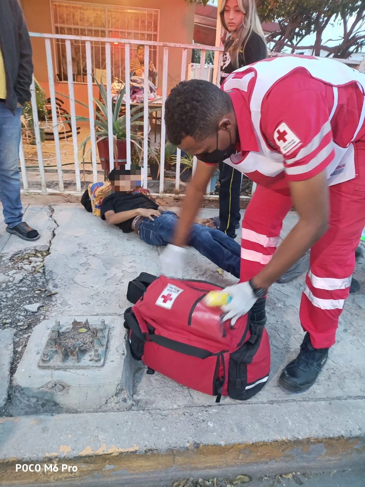 Tres menores en moto, atropellados por camioneta que huyó en Torreón. Conductor prófugo; emergencias atendieron a víctimas.