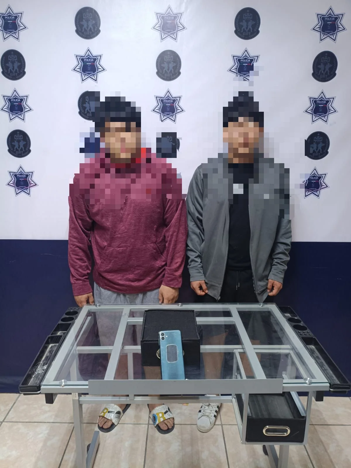 Conductor de app sufre robo y daños a su vehículo tras conflicto con pasajeros en el Centro de Torreón. Policía Municipal intervino en el incidente.