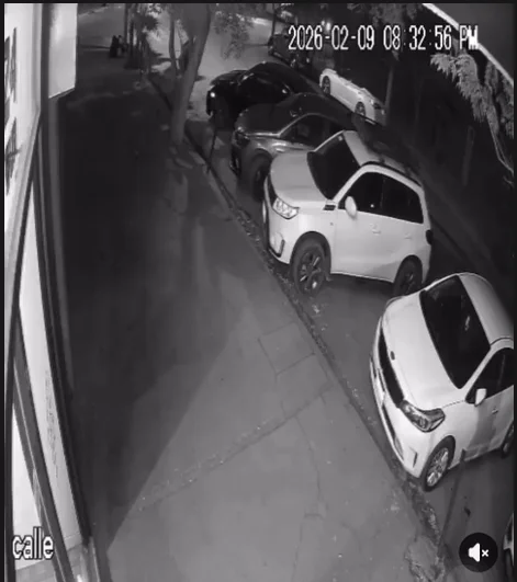 Choque múltiple en el centro de Torreón: conductor impacta vehículos estacionados y huye del lugar. Autoridades buscan al responsable.