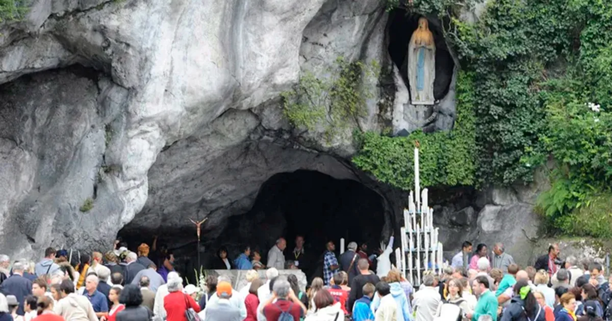 Cada 11 de febrero, la Iglesia Católica celebra a la Virgen de Lourdes. La fecha recuerda la primera de sus 18 apariciones en Lourdes, Francia,