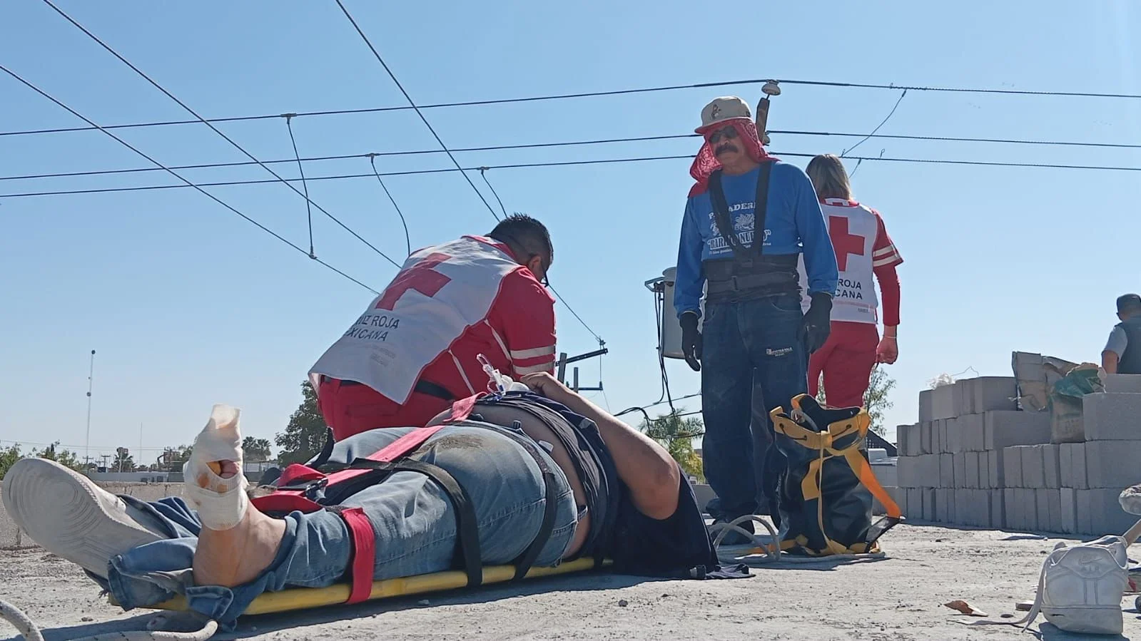 Trabajador toca cables de alta tensión y recibe descarga eléctrica en Torreón