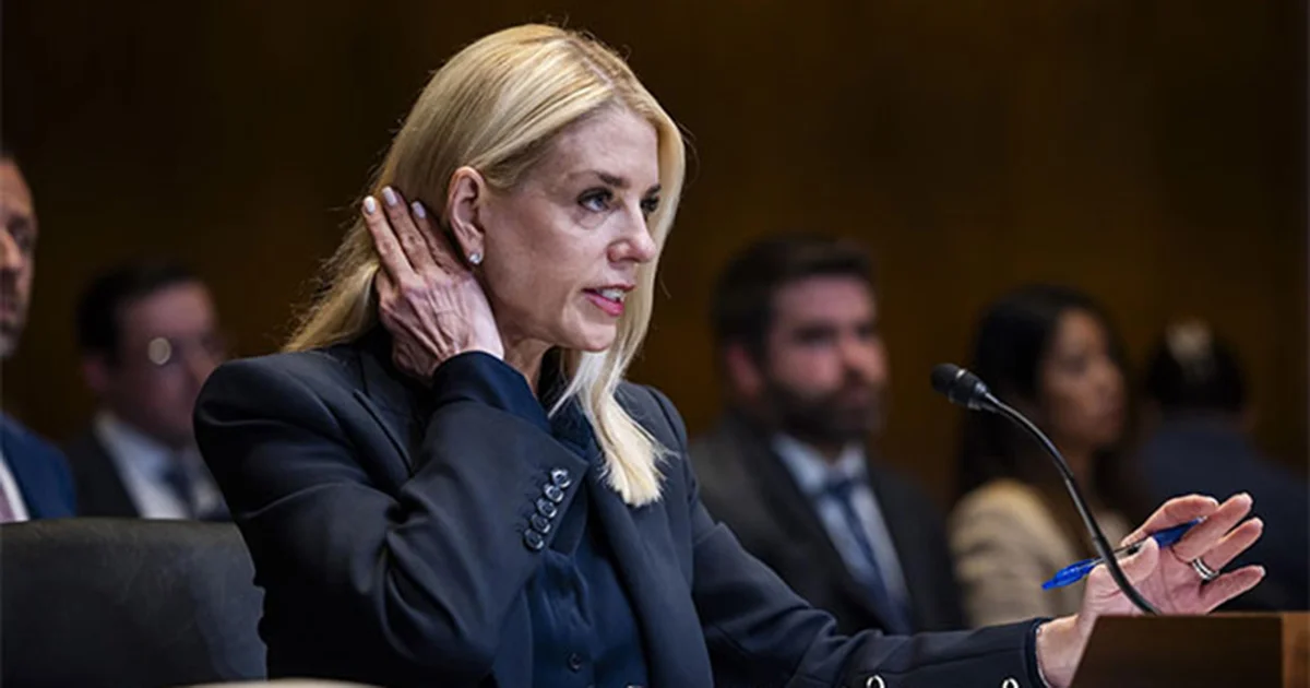 Pam Bondi afirma derribo de drones de cárteles ante Congreso de EU; congresistas la desmienten