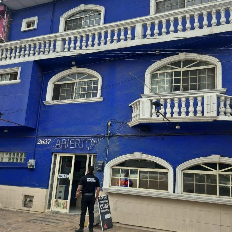 Inspección municipal verifica hoteles y moteles en Torreón para garantizar el cumplimiento de normas de seguridad e higiene durante la temporada alta de hospedaje.