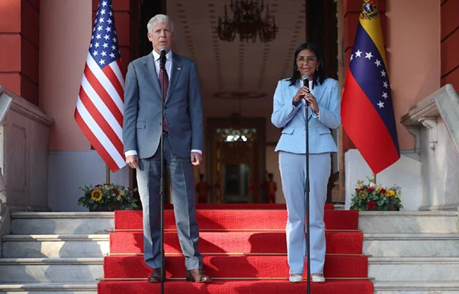 Delcy Delcy Rodríguez da cálida bienvenida con música al Secretario de Energía de Estados Unidos, Chris Wright