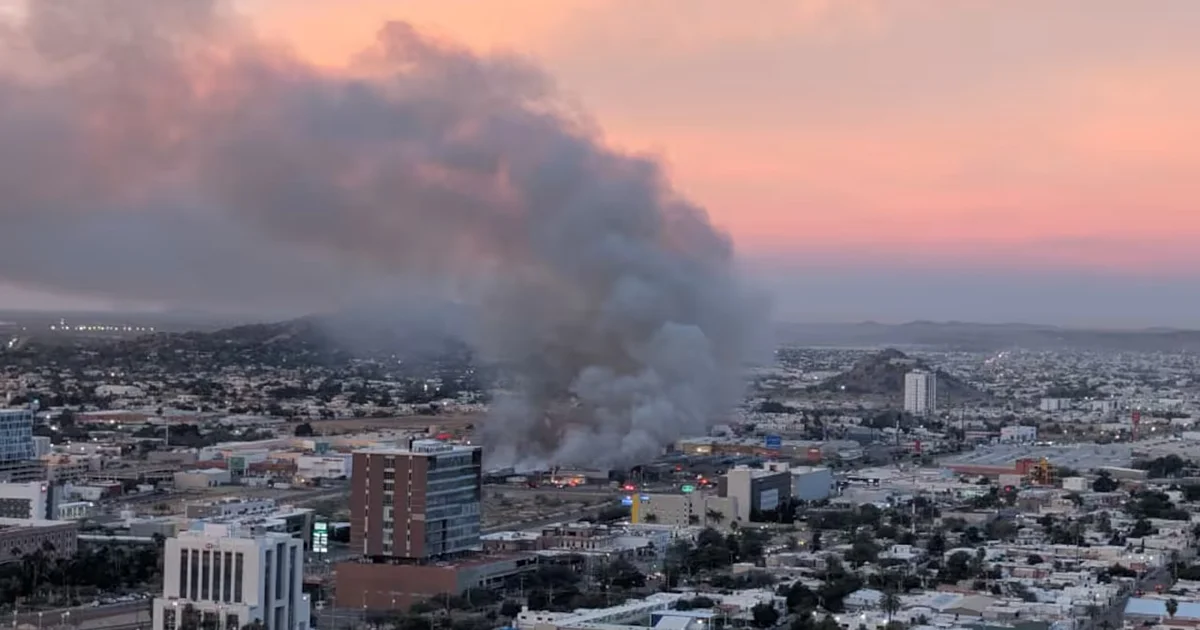 Fuerte incendio consume tienda Sam’s Club en Hermosillo en Paseo del Río y Reforma