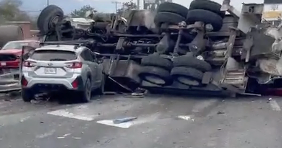 Choque entre camión y camioneta colapsa la Carretera Nacional, en Monterrey