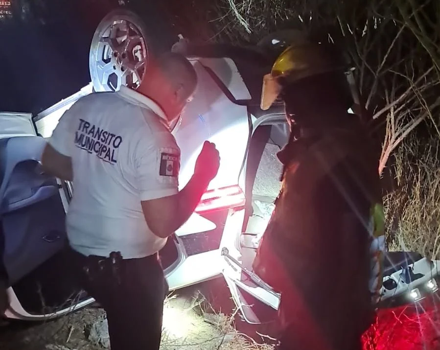 Mujer en presunta ebriedad provoca aparatosa volcadura en la carretera Torreón-Matamoros. El accidente movilizó a servicios de emergencia.