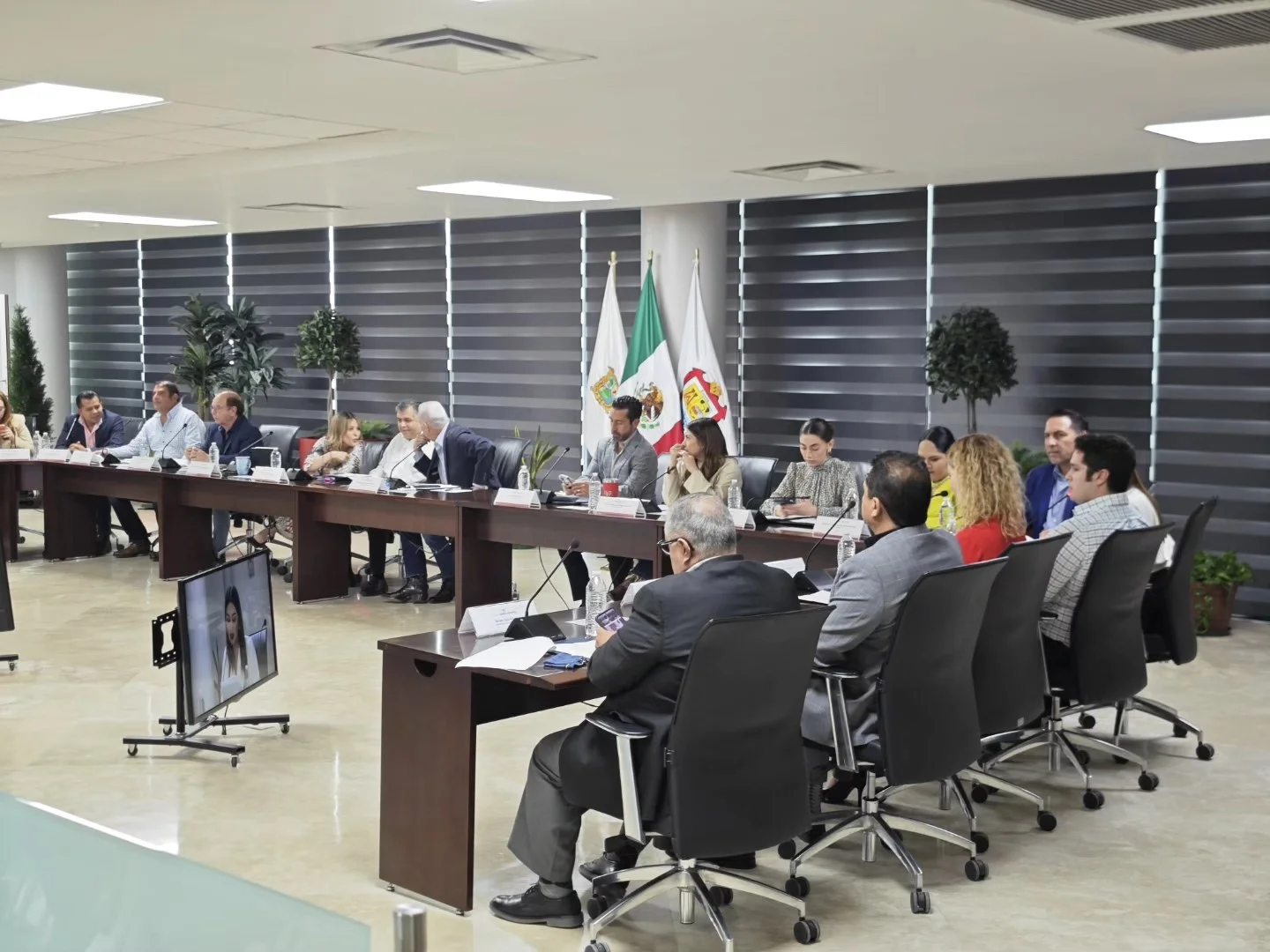 Cabildo aprueba descuentos en licencias y subsidios para negocios, además de fortalecer seguridad y salud municipal.