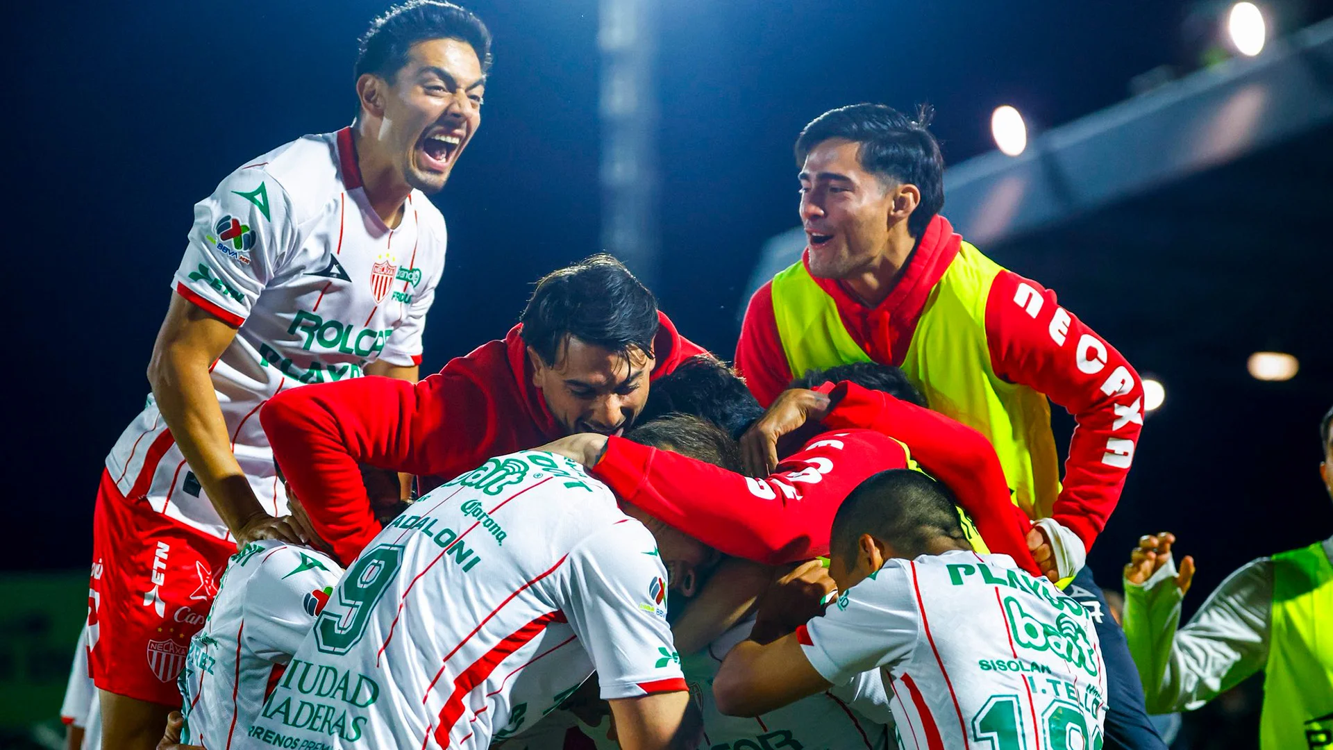 Cuando el empate parecía firmado, los Rayos encendieron la frontera con un golazo en los minutos finales