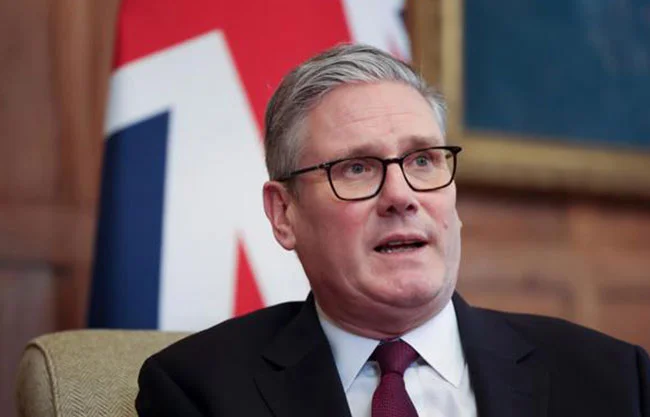 El primer ministro británico, Keir Starmer anuncia que buscará restringir el uso de redes sociales en menores de edad