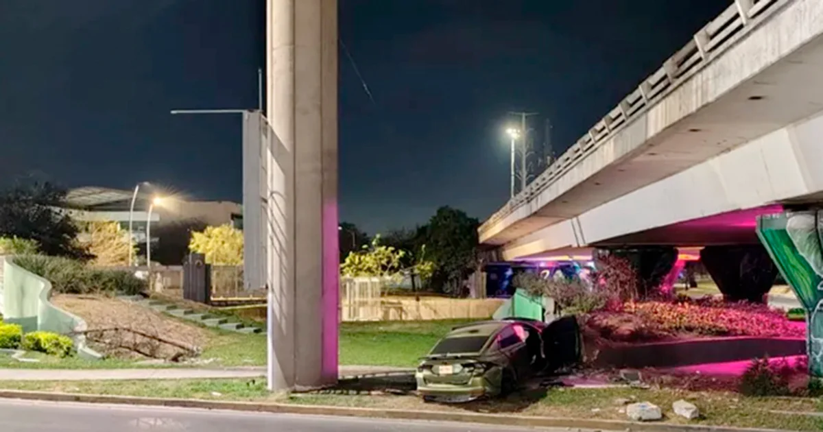 Los cuatro jóvenes circulaban en un automóvil Dodge Attitude, el cual se estrelló contra una jardinera y un árbol en avenida Universidad.