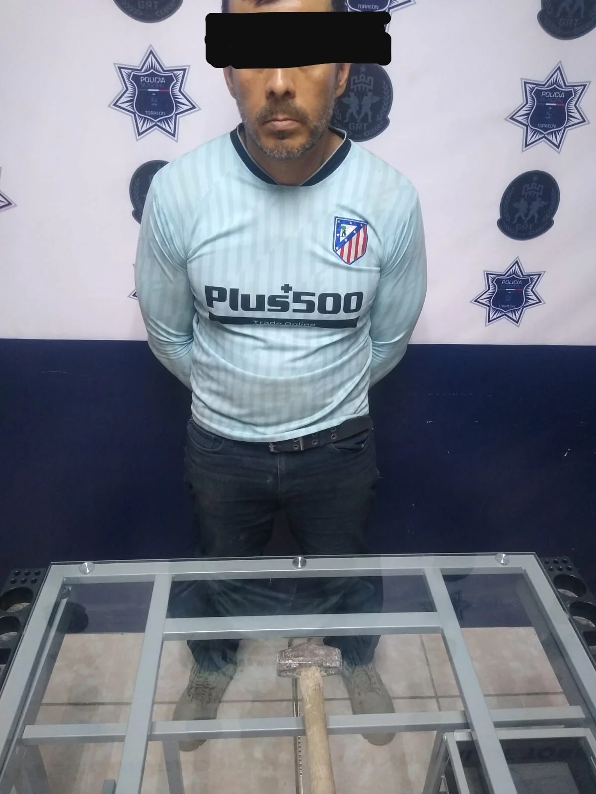 Detienen a hombre por golpear viviendas con marro y causar temor entre los vecinos en Torreón