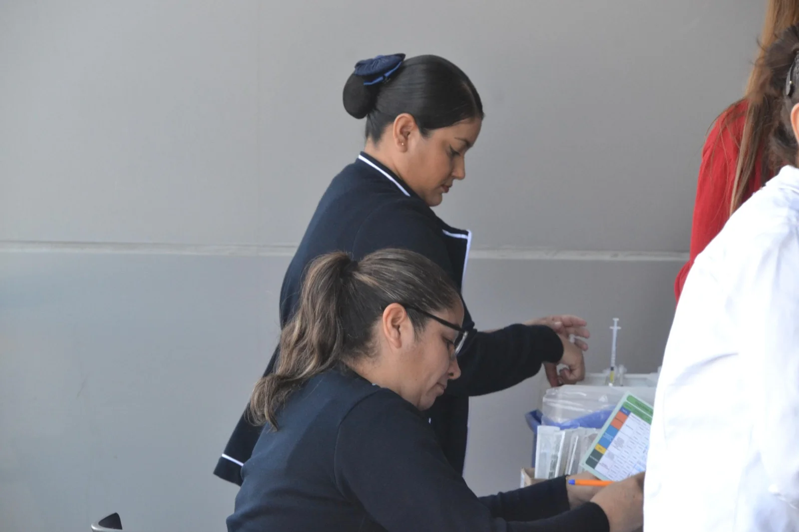 Largas filas en módulos de Torreón por alta demanda de vacunación contra sarampión. Autoridades priorizan a menores de 1 a 9 años y grupos vulnerables.