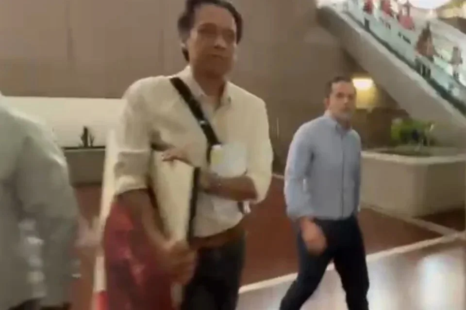 Sale Marx Arriaga de la SEP tras 4 días atrincherado