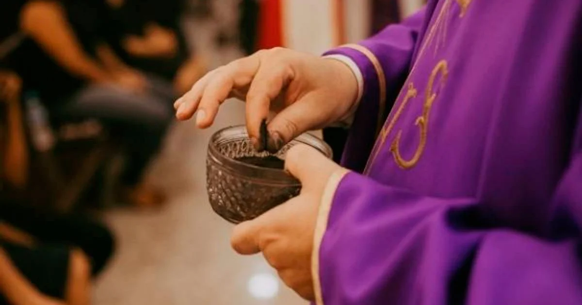 Los católicos inician esta semana la Cuaresma con la imposición de la ceniza. A continuación, te detallamos de dónde proviene