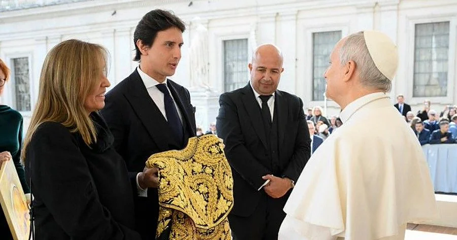 El diestro peruano obsequió al pontífice con este enser taurino que representa el estrecho vínculo entre la fe católica y la tauromaquia