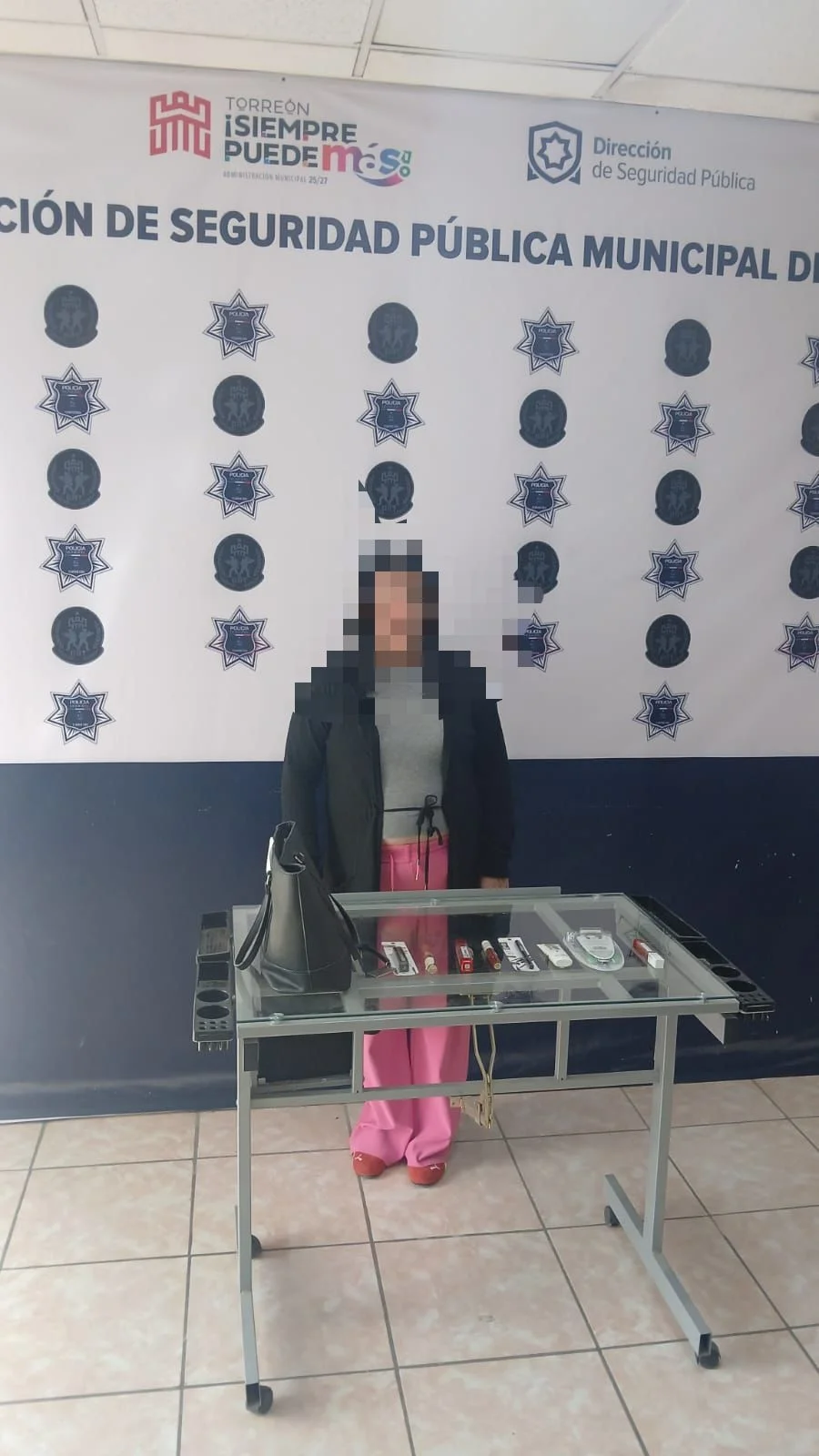 Agentes municipales detienen a una mujer por presunto robo en tienda departamental de la colonia Los Cedros, en Torreón.