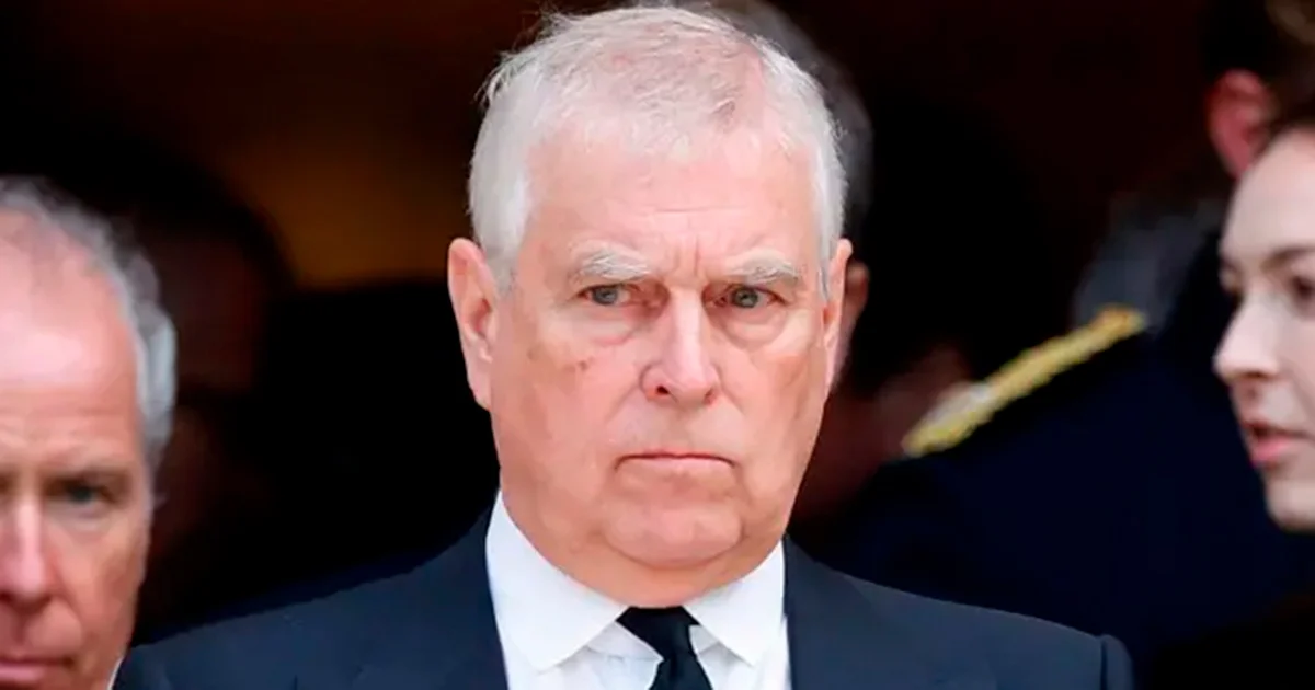 La Policía arrestó este jueves al expríncipe Andrew Mountbatten-Windsor, luego de semanas de revelaciones sobre la amistad y los tratos con Epstein.