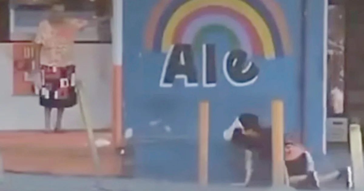 VIDEO: Lanza agua señora de la tercera edad para ahuyentar a therian