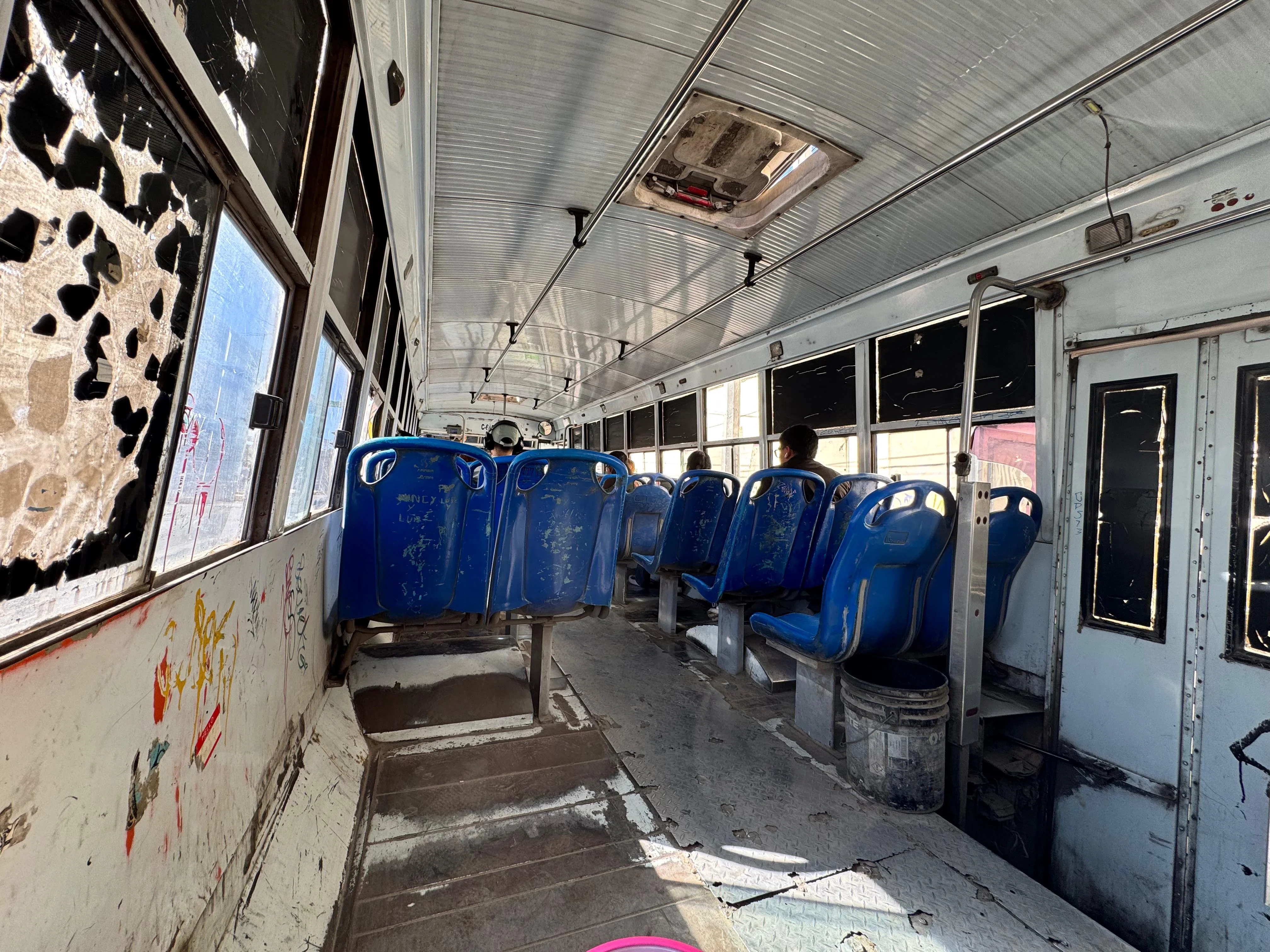 Usuarios rechazan alza a 18 pesos en pasaje de Torreón por servicio deficiente, con unidades viejas, sobrecupo y largas esperas.