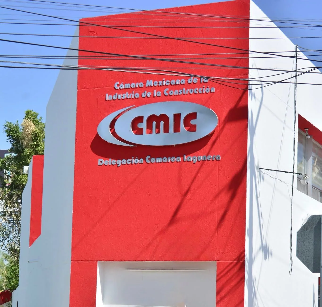 Empresas constructoras enfrentan vacíos legales al transportar combustible para maquinaria en obra, según gremio empresarial.