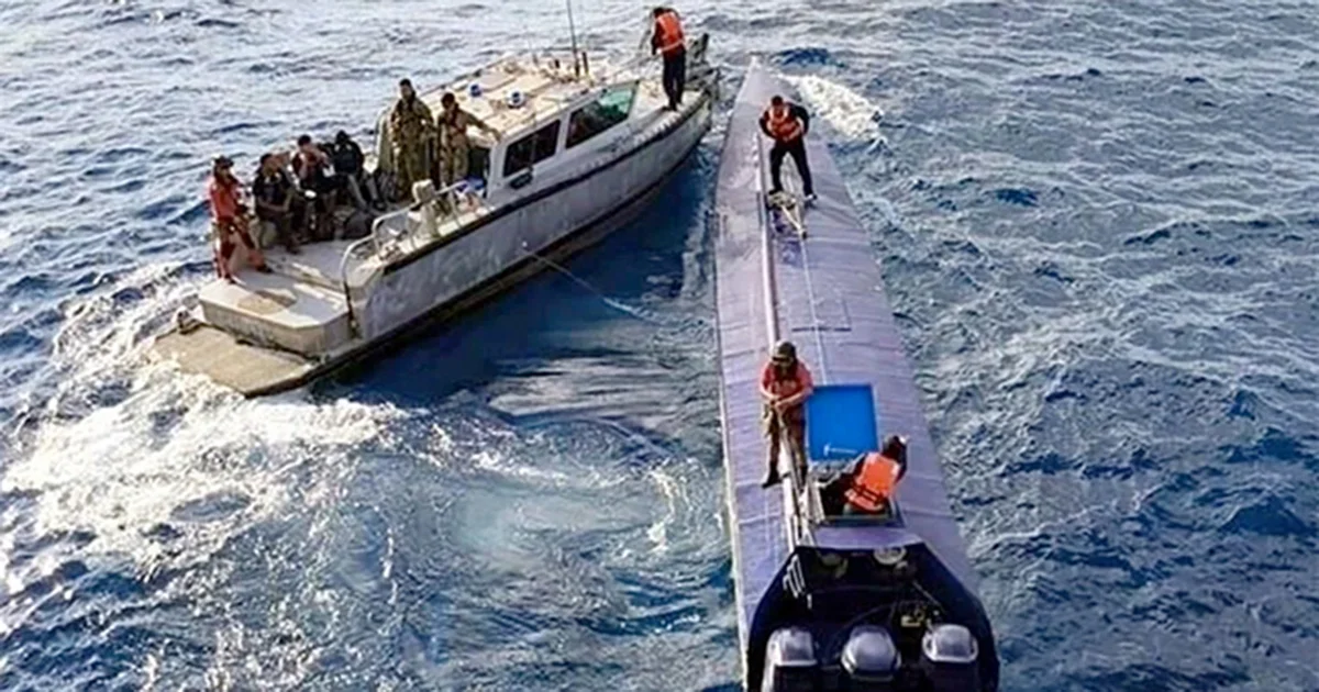 La Armada de México interceptó un semisumergible con cocaína al sur de Manzanillo, Colima, y detuvo a tres hombres que eran los tripulantes