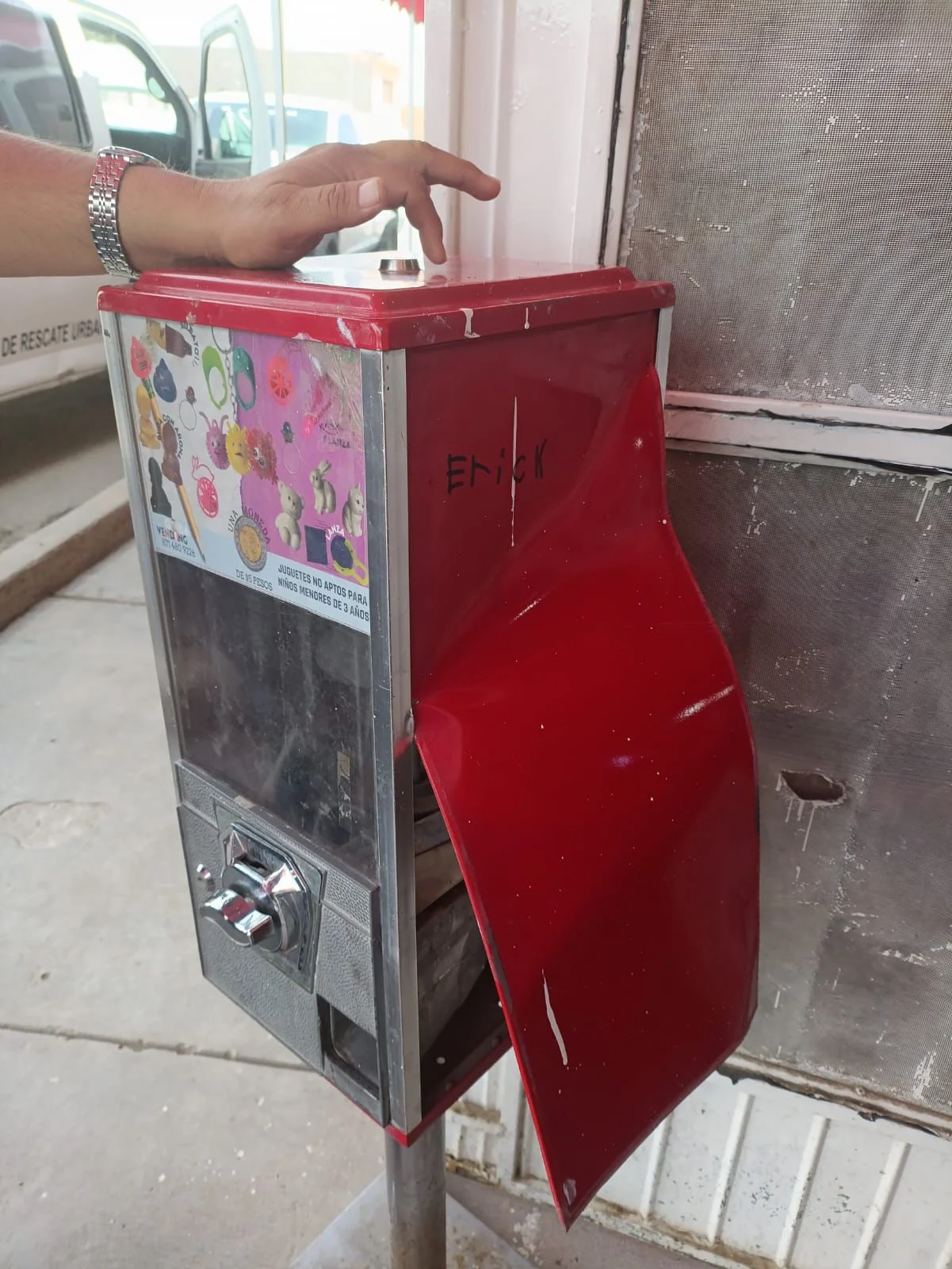 Niña de tres años atora su mano en máquina de premios y moviliza a rescatistas en Torreón