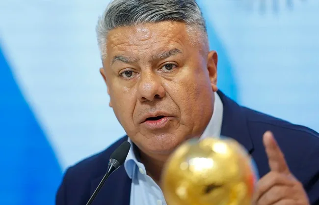 Imputan a "Chiqui" Tapia por millonaria maniobra fiscal y le prohíben salir del país