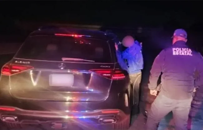 El automóvil contaba con aditamentos luminosos (estrobos) similares a los de las corporaciones oficiales para simular ser una autoridad policial