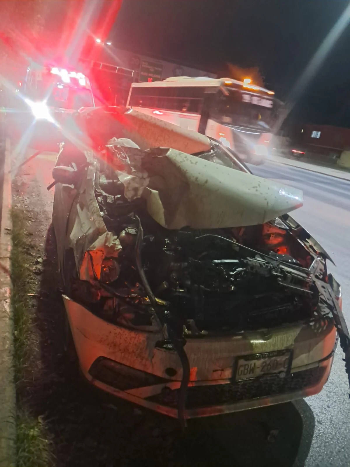 Conductor ebrio provoca choque de alto impacto en carretera Torreón-Matamoros. Vehículo destruido tras colisión con camión; emergencias movilizadas.