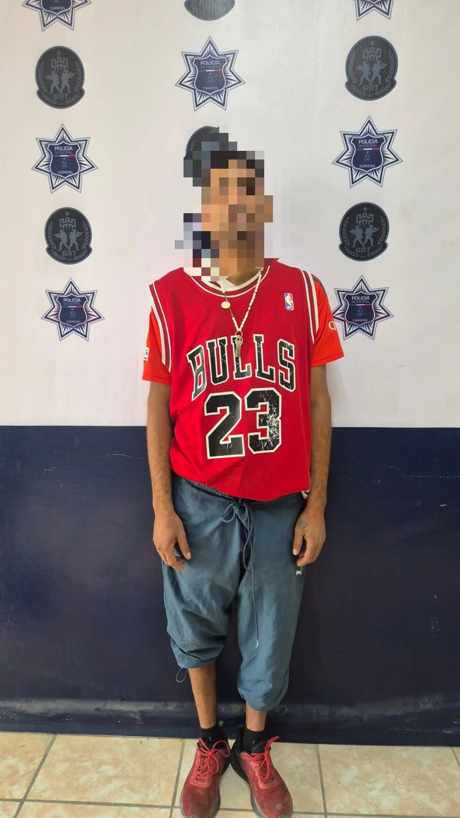 Hombre detenido en Torreón tras intentar huir de policías portando pistola de juguete y en aparente estado de ebriedad.