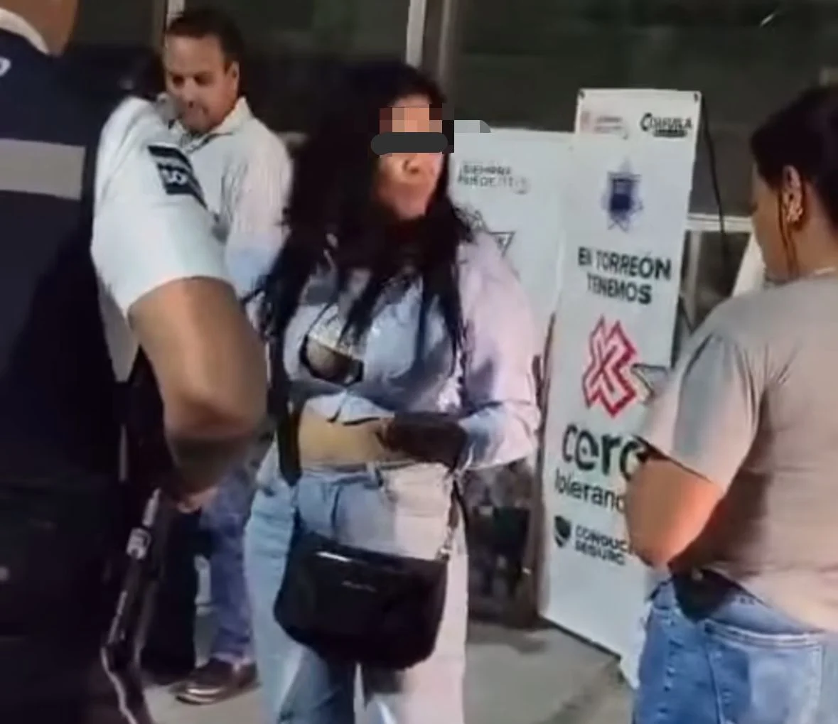 Mujor ebria se niega a prueba de alcoholemia y protagoniza escándalo en filtro vial de Torreón; el incidente fue grabado y viralizado.