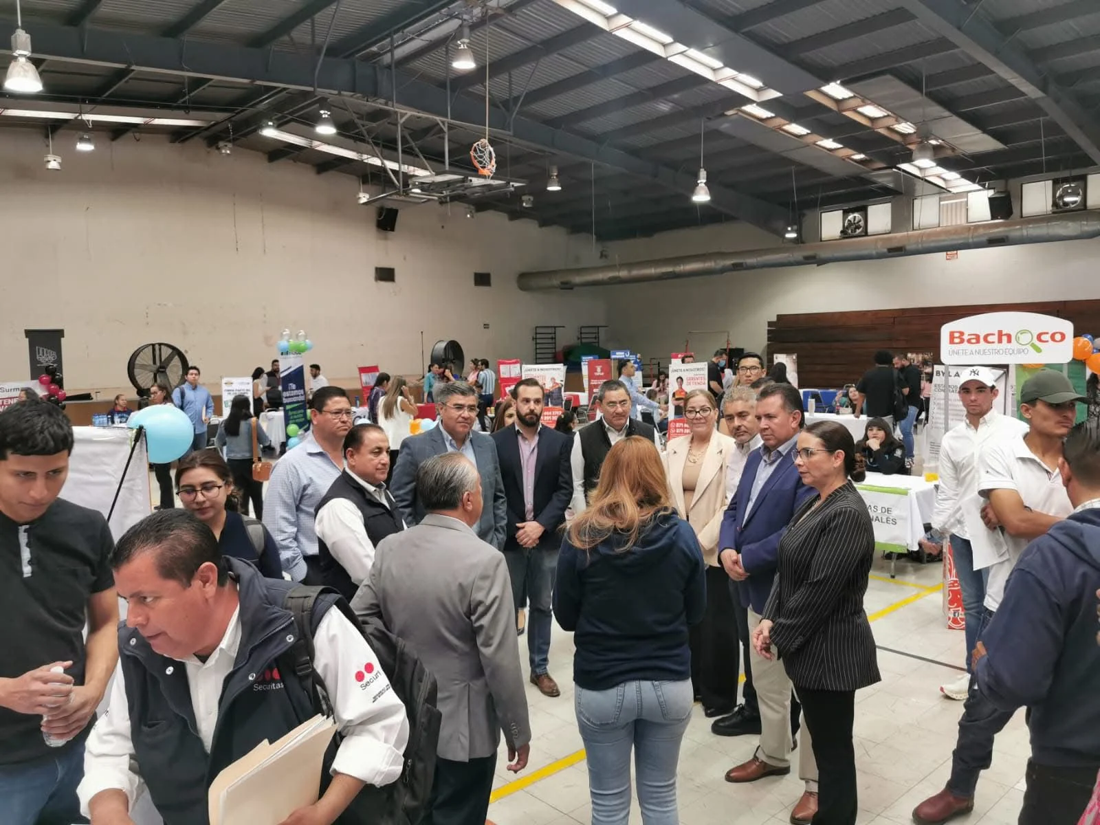 Más de 30 empresas ofrecen más de mil vacantes en la Feria del Empleo de Torreón, con oportunidades para todos los perfiles académicos.