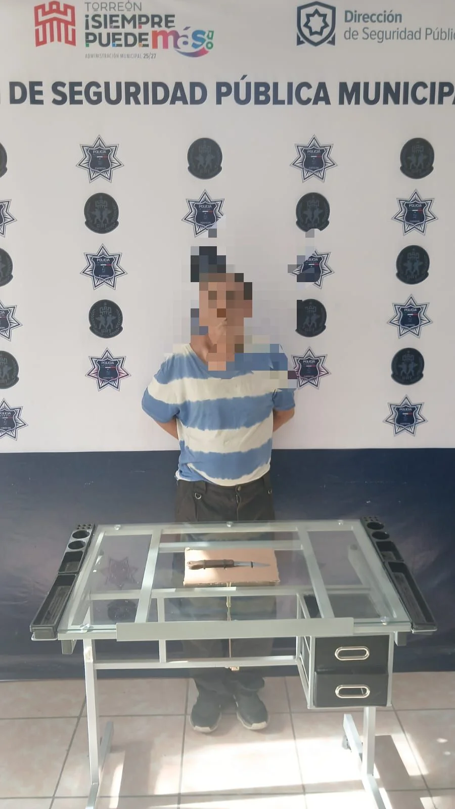 Agresor con navaja daña vehículo y amenaza a mujer en Torreón. El presunto responsable, de 57 años, fue detenido por policías municipales.