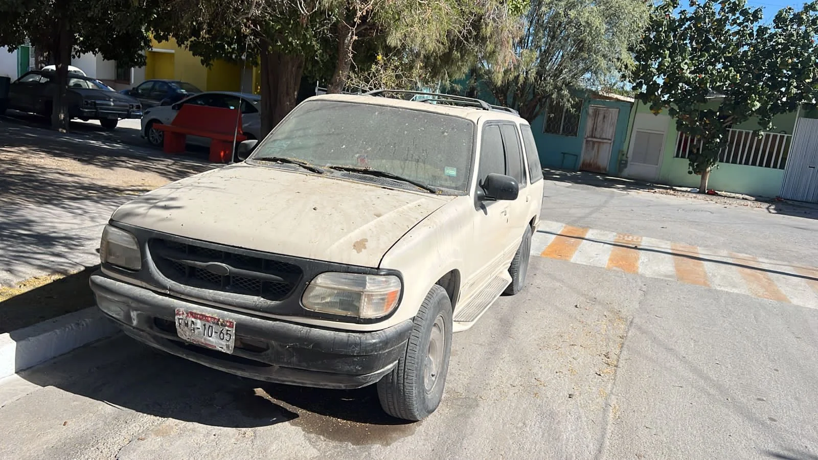 Inspección municipal realiza operativos permanentes para retirar escombro y vehículos abandonados que obstruyen vías y generan riesgos sanitarios en colonias.