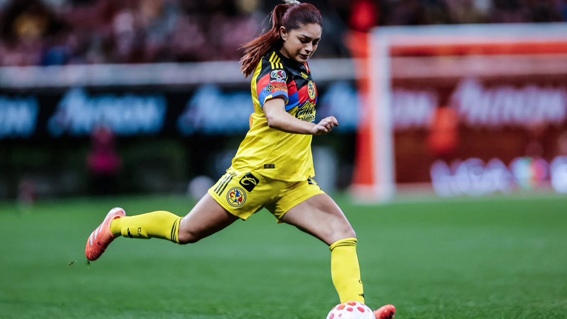 ¡Polémica! Estadio AKRON responde a Jana Gutiérrez por críticas al estado del césped