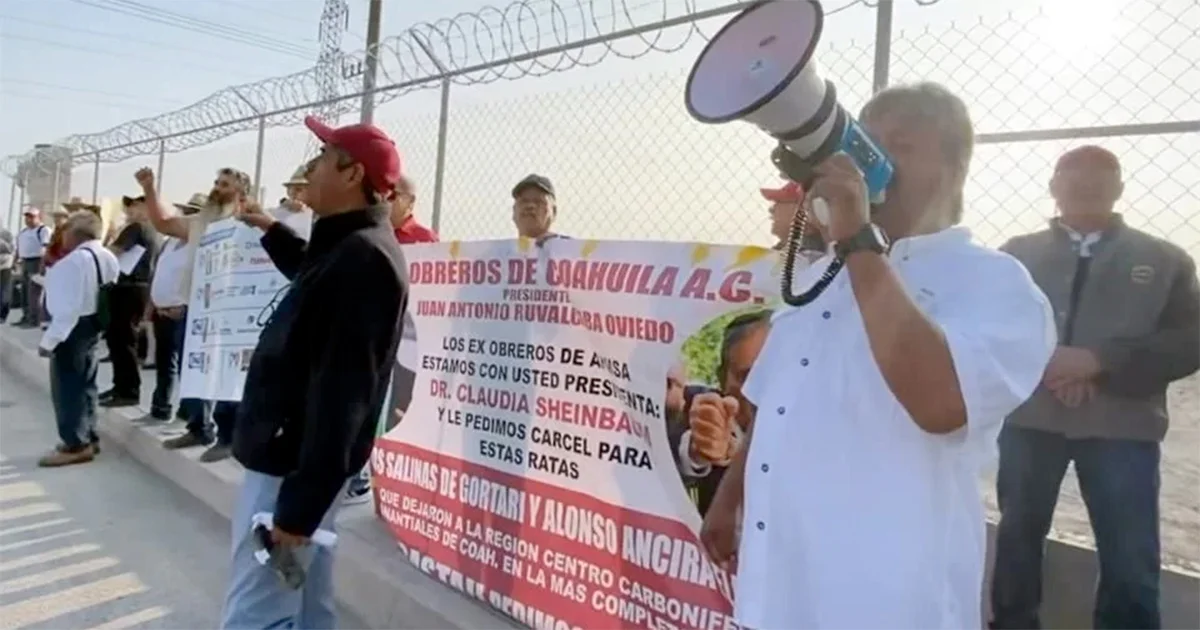 En Monclova, Sheinbaum encabeza entrega de Viviendas del Bienestar mientras obreros de AHMSA exigen pagos y personal de salud, basificación.