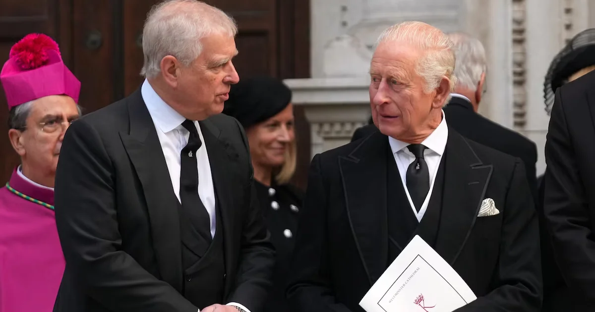 Desde su ascenso al trono, Carlos III ha buscado proyectar una imagen de monarquía renovada y cercana. Sin embargo, el caso del Duque de York sigue siendo una espina