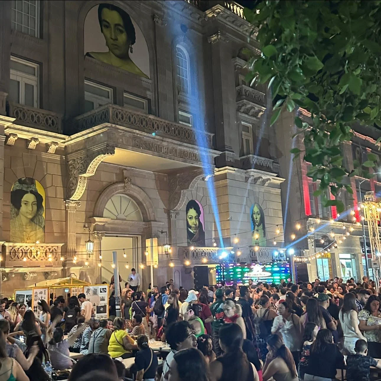 Vive una noche de arte, música y gastronomía en el corazón de Torreón. Entrada libre al museo y fiesta en la calle Juárez este viernes.