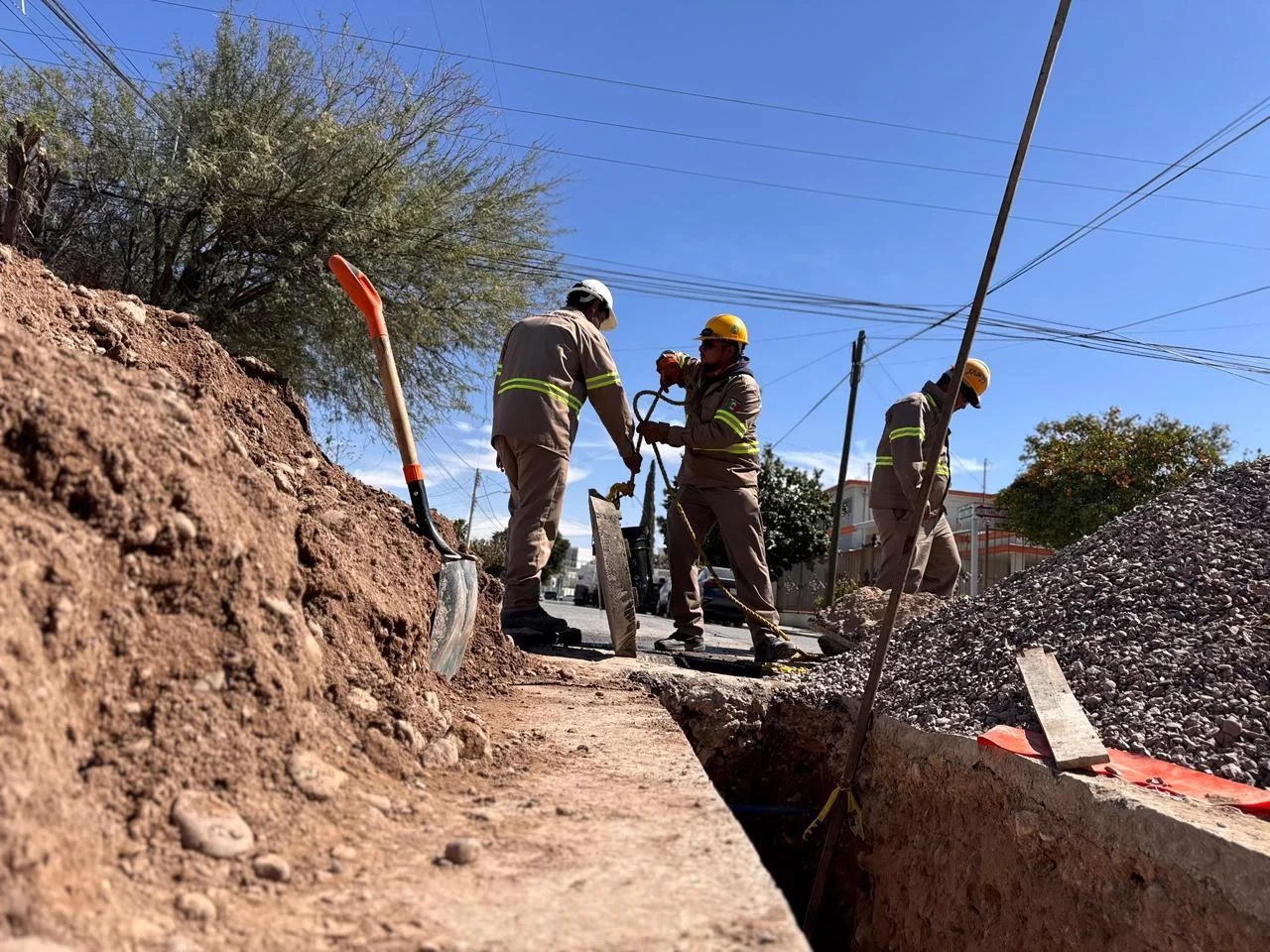 SIMAS Torreón inicia reposición de cuatro líneas sanitarias en colonias del norte y oriente de la ciudad, con cortes viales programados.