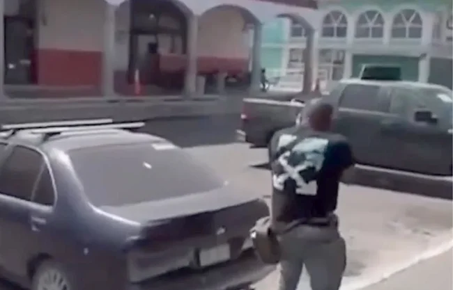 La Presidencia Municipal de Jiquilpan, al noroeste de Michoacán, fue rafagueada ayer en medio de la oleada de violencia registrada tras la caída de "El Mencho"