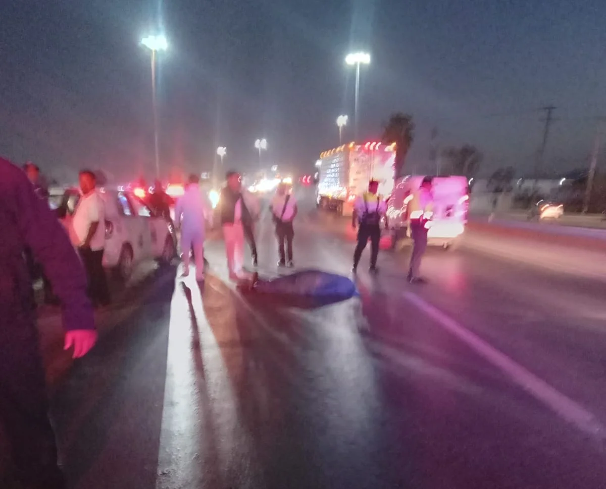 Muere hombre tras intentar cruzar el periférico de Gómez Palacio; responsable huyó del lugar