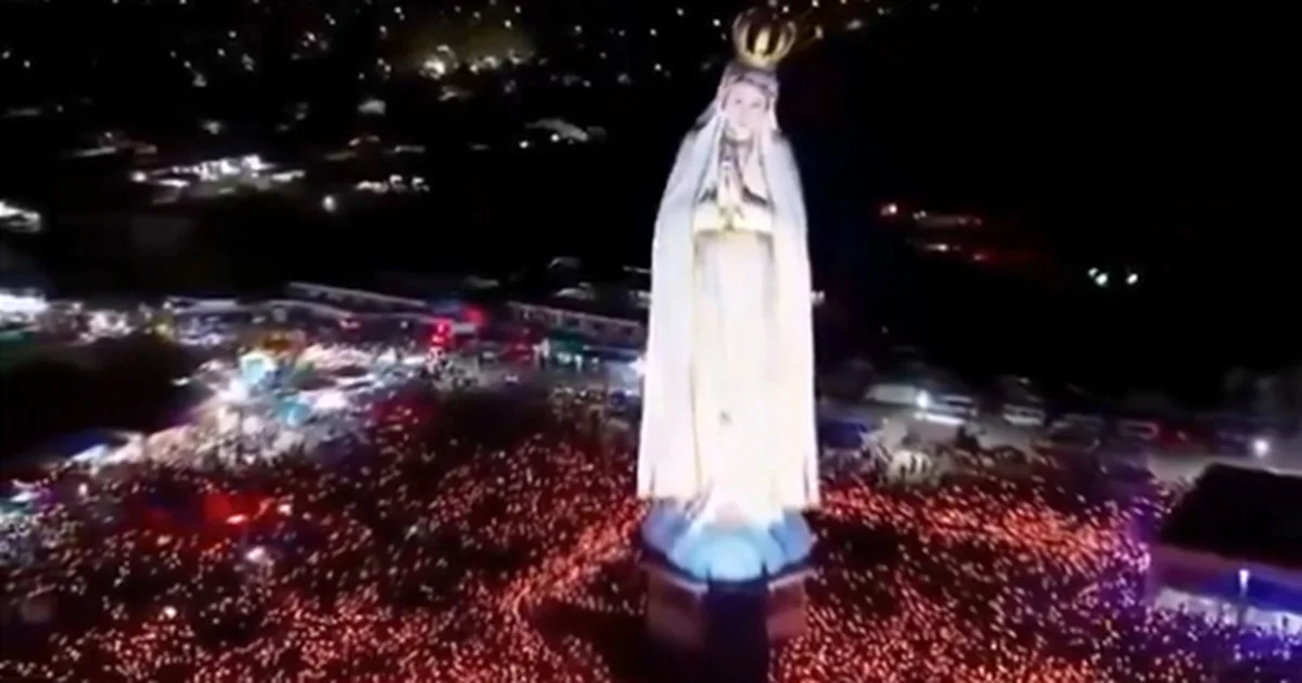 Las llamas consumieron casi en su totalidad la monumental estatua religiosa que se construía en el barrio de Pajuçara, en Brasil.