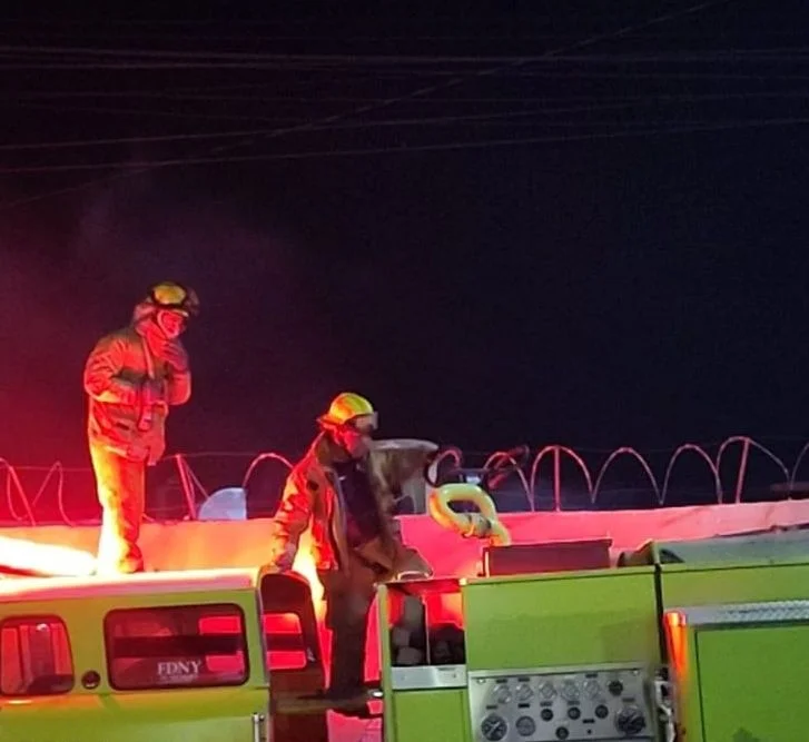 Bomberos de Lerdo sofocan incendio en vivienda desocupada del fraccionamiento San Ramón; vecinos alertaron a las autoridades.