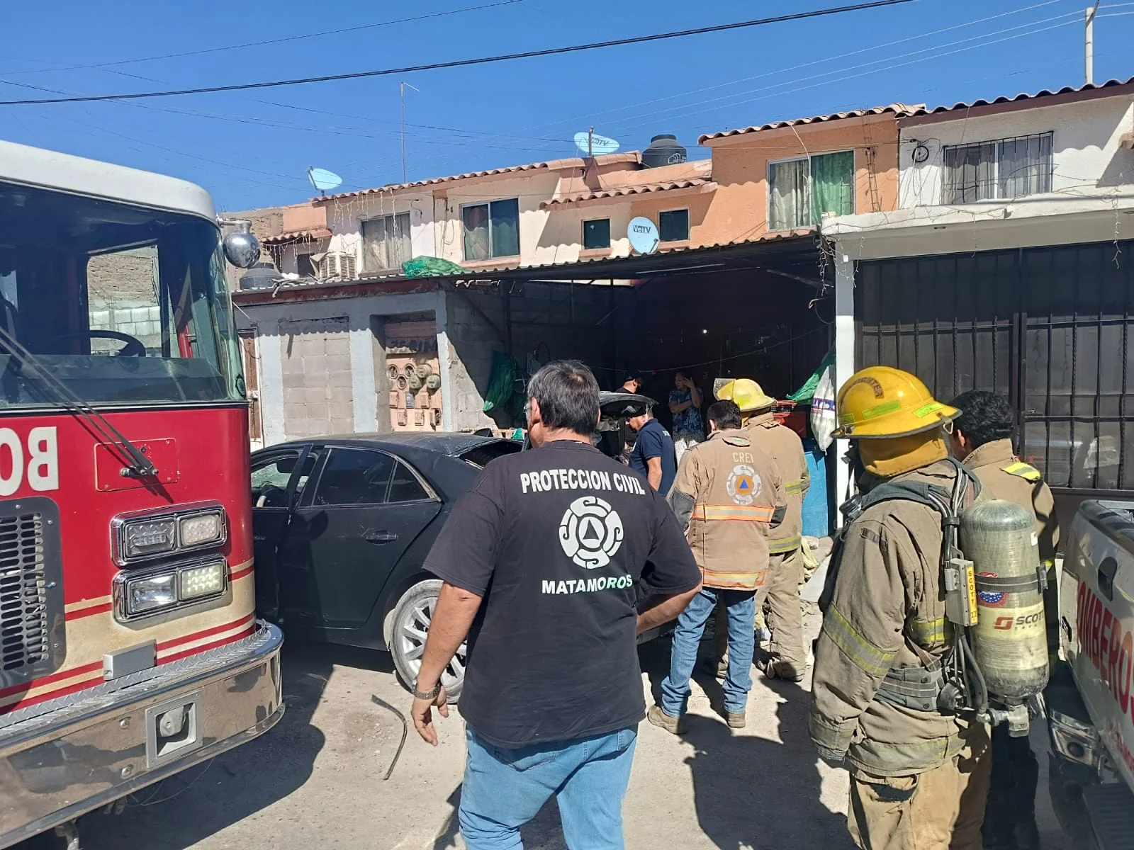 Hombre sufre quemaduras tras explosión de tanque de gas LP dentro de su vehículo en Matamoros, Coahuila. Cuerpos de emergencia atendieron el incidente.