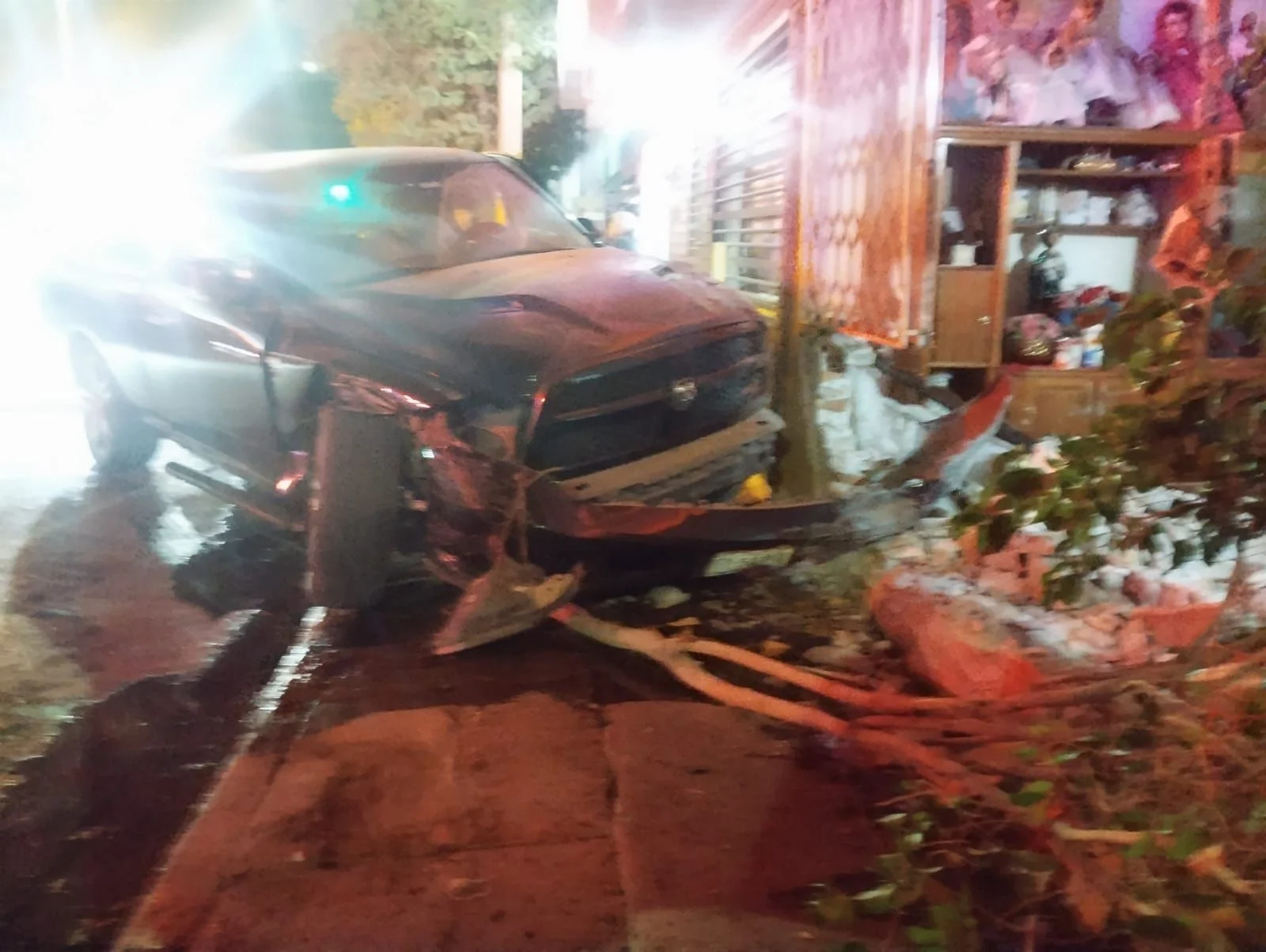 Hombre en presunta ebriedad impacta camioneta contra fachada de vivienda en Torreón, tras perder el control en bulevar Las Águilas.