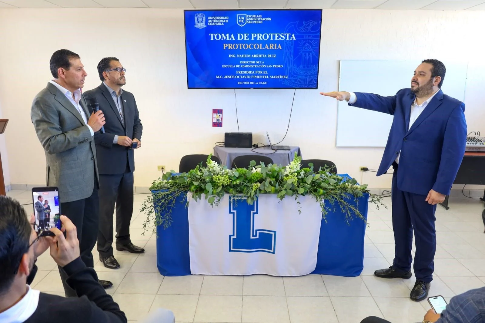 Pimentel Martínez toma protesta a Nahum Arrieta como director de la Escuela de Administración San Pedro de la UAdeC para el periodo 2026-2029.