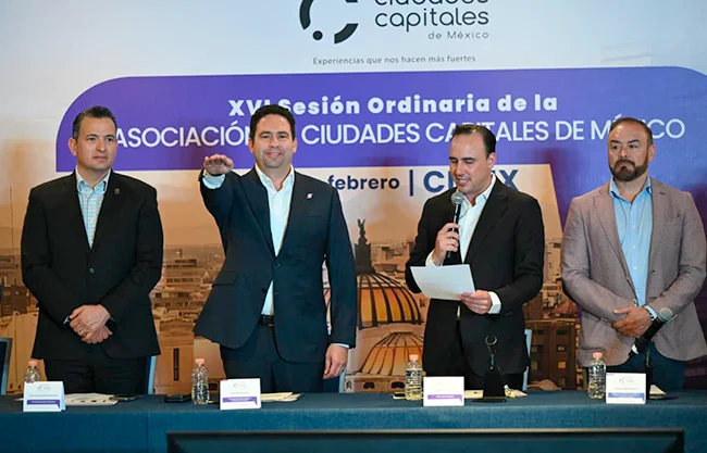 Javier Díaz alcalde de Saltillo, toma protesta como presidente de la ACCM
