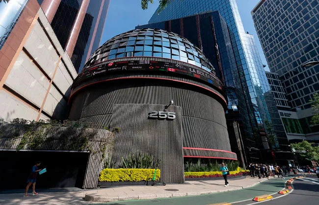 Mercados mexicanos cierran febrero al alza, BMV marca máximos históricos y el peso gana terreno